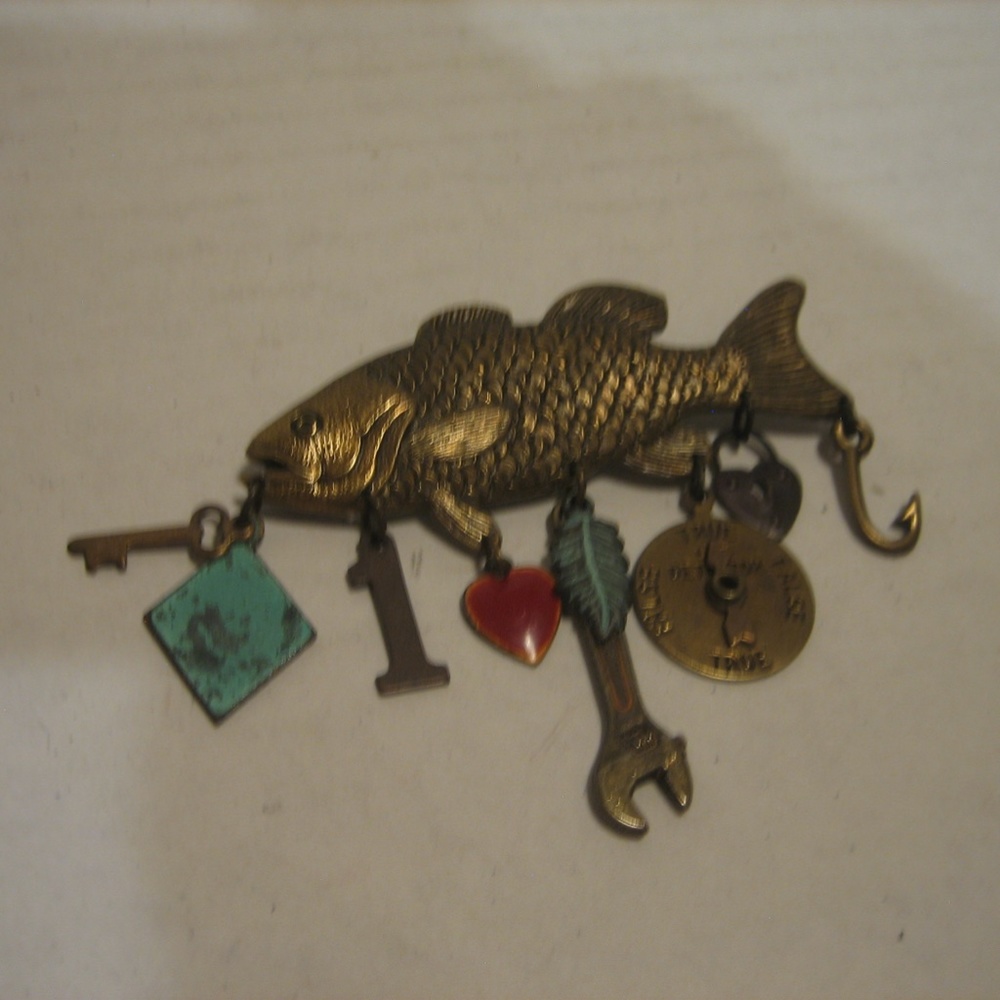 Parvenue Fish & Charms Brushed Brass Metal Fashion Pin/Brooch 2 1/3in.L NWNT - Picture 5 of 5